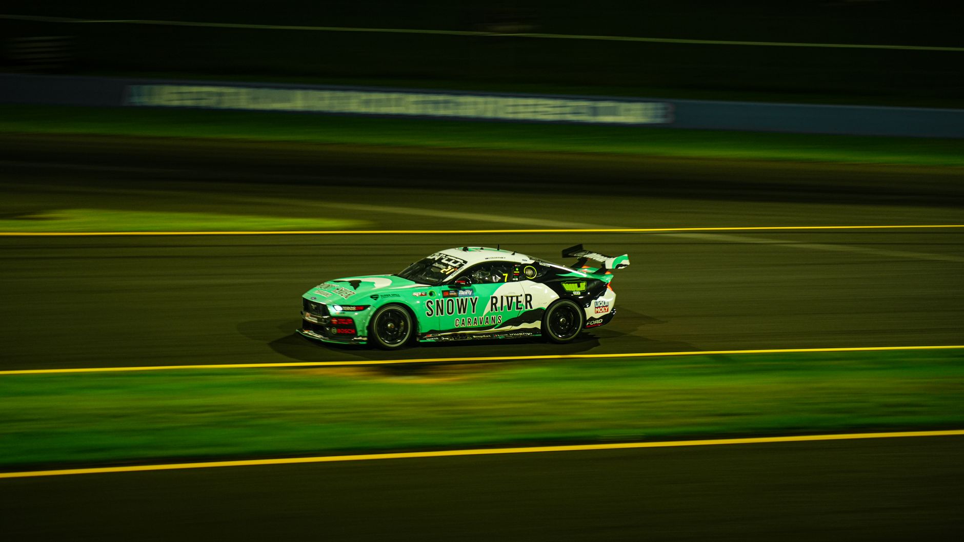 Paddock ved trackday med biler klar til kontrol