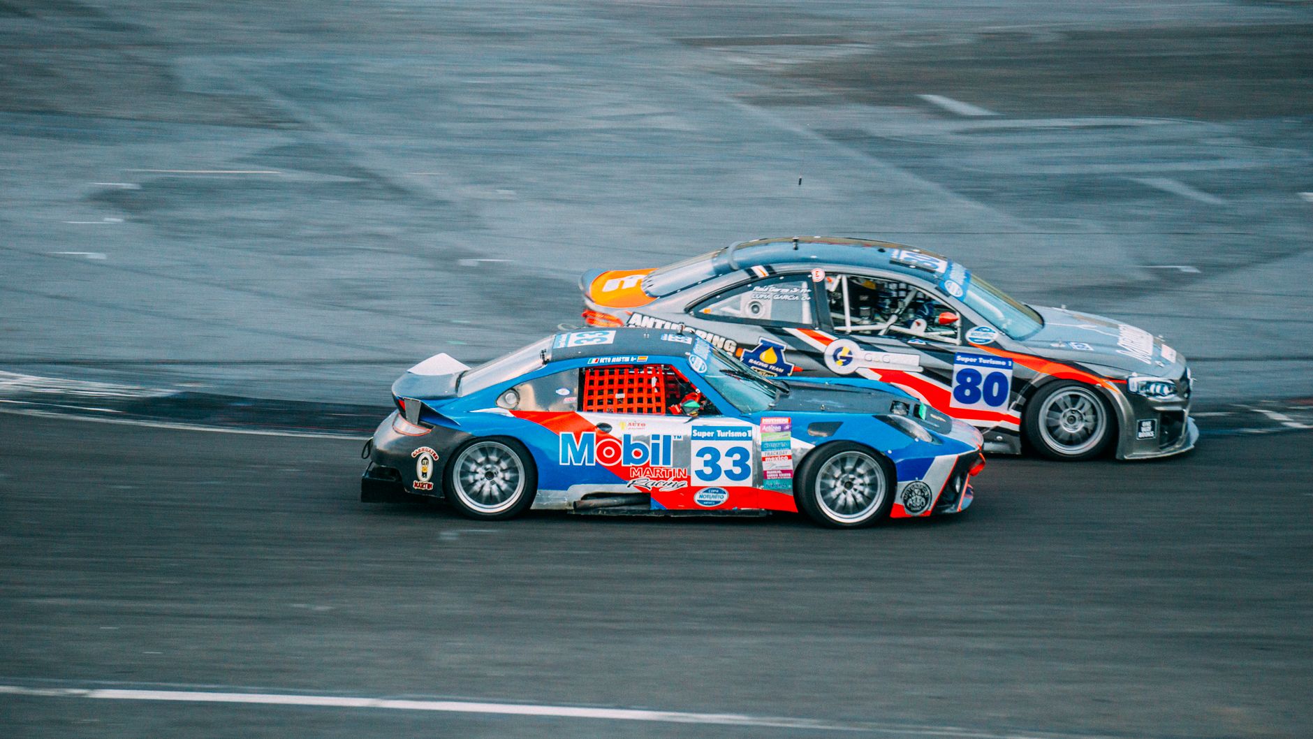 Racerbil på banen under en trackday i Holsted